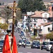 Via Crucis solitaria di don Roberto per le strade di Soveria Mannelli