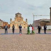 Sette confessioni religiose pregano insieme sulla piazza di Carpi
