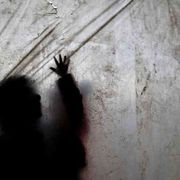 Giovani e anziani sono più soli. Il paradosso del «tutti collegati»