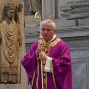 L'Elemosiniere del Papa dona rosari. Uno è per l'assassino
