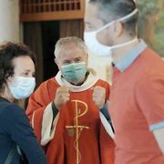 Accanto ai nostri preti, con un'offerta. Ecco come