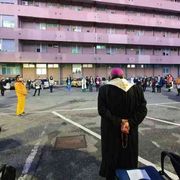 Il Rosario con l'arcivescovo davanti al reparto Covid