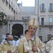 «È tempo della condivisione»: l'ingresso del nuovo arcivescovo Satriano