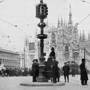 Ecco a Milano il primo semaforo in Italia: a 4 colori e complicato