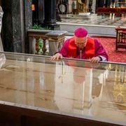 Nosiglia prega davanti alla Sindone: "È via di amore e solidarietà"