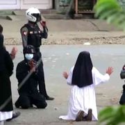 M'inginocchio al mondo per la mia gente di Myanmar