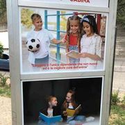 La vecchia cabina telefonica diventa biblioteca per i bimbi (e le mamme)