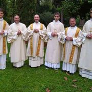 Due gemelli sacerdoti insieme
