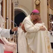 Vedovo e genitore, diventa sacerdote