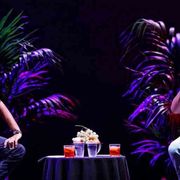 “Cachemire”, il podcast a teatro è meno morbido