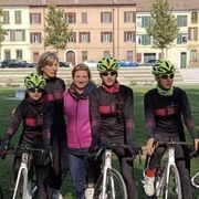 L'ex campionessa che aiuta (in bicicletta) le ragazze in fuga