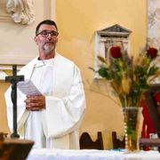 Don Cristian parroco-eremita vicino alla gente. Preghiera e accoglienza