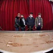 La Sindone parla ai giovani di Taizé. Frère Alois: Gesù, segreto dell'unità