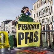 Pfas nell'acqua, 9 anni dopo manca ancora una legge nazionale