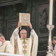 L’abbraccio al nuovo arcivescovo Renna: misericordia e amicizia sociale