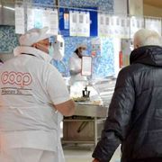 Anziani con demenza al supermercato senza paure