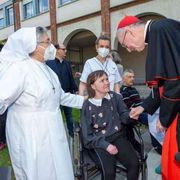 Parolin tra i profughi ucraini disabili al Cottolengo: «Pregate per la pace»