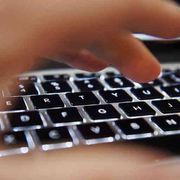 Abitudini post-Covid: lavoro da casa, ma troppe ore in Rete