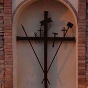 Baldassarre, il "santo" delle croci lungo le strade