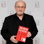 Chi è Salman Rushdie lo scrittore dei "Versetti satanici"