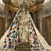 Il «manto della madre», con le stoffe dei fedeli, per la Madonna del Soccorso