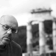 Lyacos: «Emarginati, dramma postmoderno»