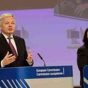 «I genitori gay vanno riconosciuti», l’Ue scavalca il diritto degli Stati