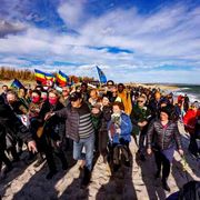 A migliaia sulla spiaggia del naufragio: «Fermare la strage subito»