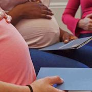 Domande urgenti sull'umano sotto la greve luna dell'artificio