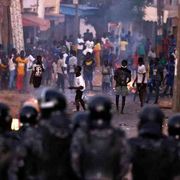 Dakar sprofonda nel caos: 16 morti nelle proteste