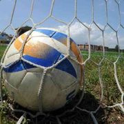 Tenta di placare rissa tra genitori, picchiato perde un rene