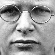 Le poesie dal carcere di Bonhoeffer: inni a Dio e resistenza in versi
