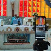 Da Facebook a TikTok, così la Chiesa parla agli ultimi