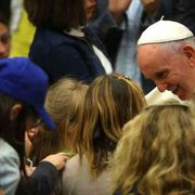 Il Papa: i bambini custodiscono intatto il senso della bellezza, ascoltiamoli