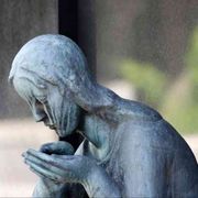 Profili e frasi dei defunti online. Ma la vita eterna digitale è un'illusione