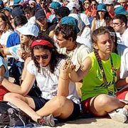 Le voci dei giovani ancora credenti: la fede difficile di “quelli che restano”