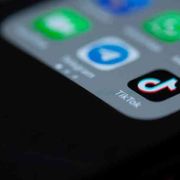 Educare nel digitale come nel mondo reale? Un abbaglio logico e pericoloso