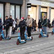 Monopattini, bici e scooter: anche la crisi è “condivisa”