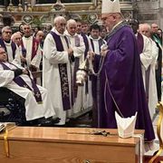 Le esequie dell'emerito Tanasini, Devasini: «Un padre per la nostra diocesi»