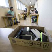 Fuori da scuola lo smartphone, dentro l'educazione digitale