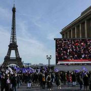 L'aborto in Costituzione: Parigi spegne il lume della sua fiaccola di civiltà