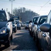 I pendolari ostaggio delle auto perché nelle città mancano alternative