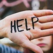 «Giulia s'è uccisa a 17 anni. Parlo di suicidio ai giovani per salvare vite»