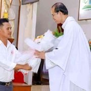 Aiutato dai cristiani che perseguitava giovane vietnamita chiede il Battesimo