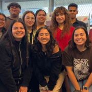 Vestiti griffati e foto sui social: cosa succede a mio figlio? Chiede amore