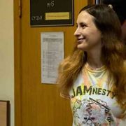 Sette anni per i cartellini anti-guerra. «Mia figlia rischia la morte in cella»