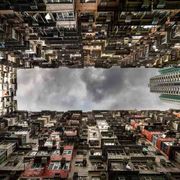 Lusso e povertà, dentro le contraddizioni di Hong Kong