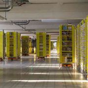 Uomini e macchine lavorano insieme nella base Amazon del Centro Italia