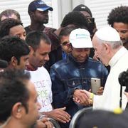 La preghiera del Papa per i migranti: «Siamo la Tua Chiesa pellegrina»