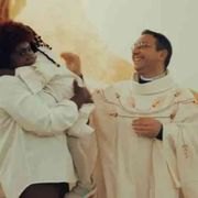 La storia di don Carmelo, parroco della “porta d'Europa”